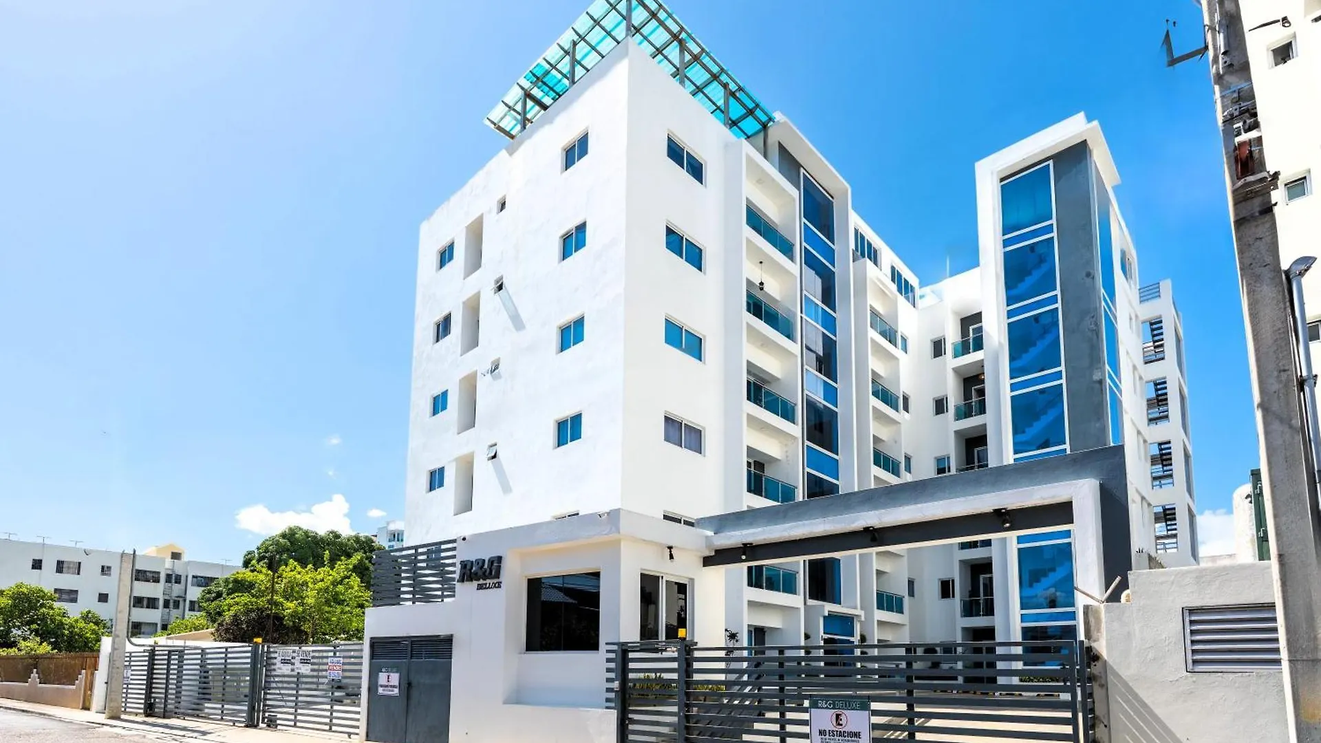 Modern Oasis Near Monument With Rooftop Bbq , Gym, And Free Parking location